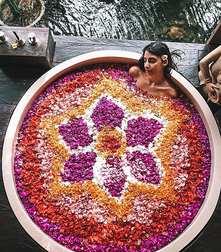 Mê mệt với bồn tắm đầy hoa ở đảo Bali