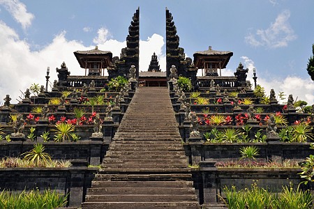 Những ngồi đền cổ đầy linh thiêng ở Bali