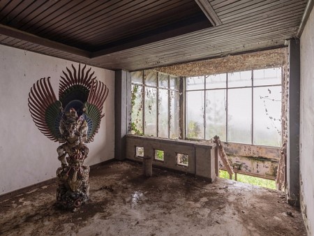Tìm hiểu khách sạn bỏ hoang đầy ám ảnh ở Bali