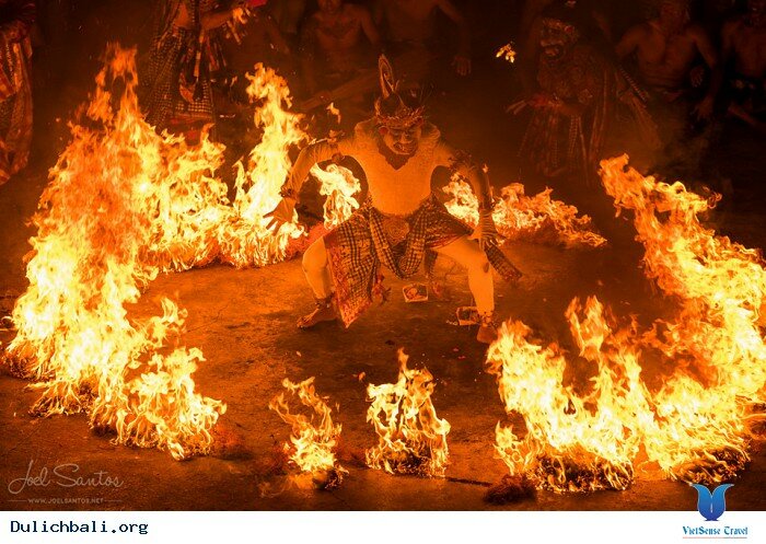 Hòa mình trong không gian múa nhảy lửa tại Uluwatu