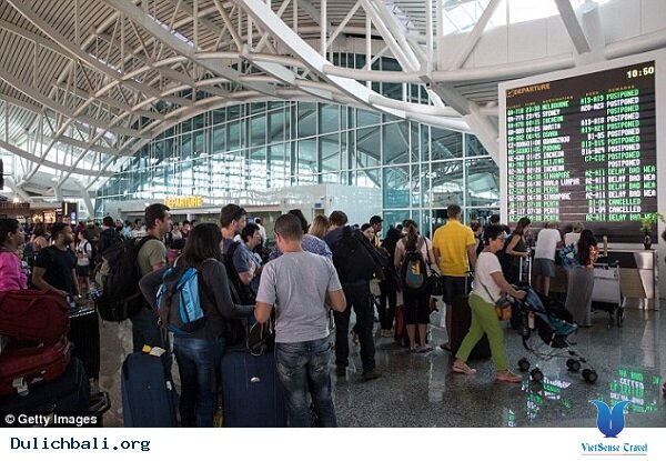 Du Khách Tiếp Tục Bị Mắc Kẹt Tại Bali Do Núi Lửa Phun Trào - Ảnh 1