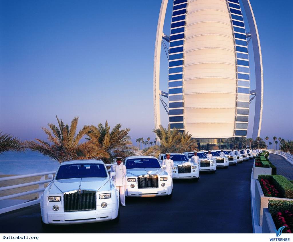 Rolls Royce automobili per gli ospiti dellhotel di proprietà di Burj al  Arab Hotel Dubai Emirati Arabi Uniti Emirati Arabi Uniti Medio Oriente  Foto stock  Alamy
