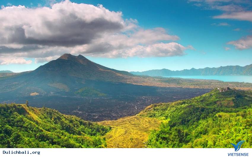 Núi lửa Batur du lịch Bali: Những trải nghiệm tuyệt vời khi đến Bali đó chính là khi bạn chiêm ngưỡng núi lửa Batur đầy ấn tượng. Đây là núi lửa còn hoạt động và được xem là một điểm đến hấp dẫn cho du khách yêu thích thế giới động vật hoang dã và khám phá thiên nhiên hoang sơ nhưng đầy quyến rũ. Sao bạn không đến Bali để trải nghiệm và khám phá những cảm xúc của riêng mình?